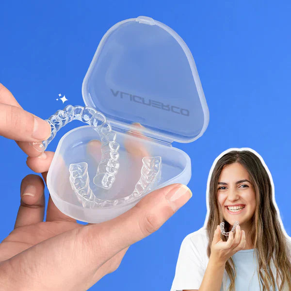 ALINGERCO Transparente Retainer in ihrem Etui und ein Mädchen, das lächelnd einen Retainer anlegt.
