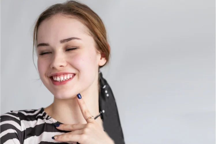 Eine Frau, die unter Zahnlücken leidet