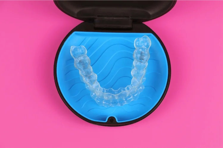 Transparenter Kunststoffretainer in einer Aufbewahrungsbox