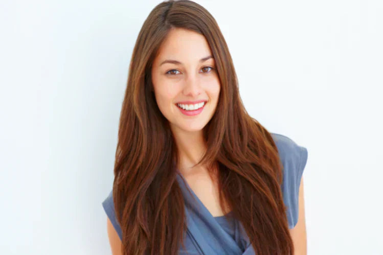 Ein junges Mädchen lächelt, um ihre geraden Zähne zu zeigen