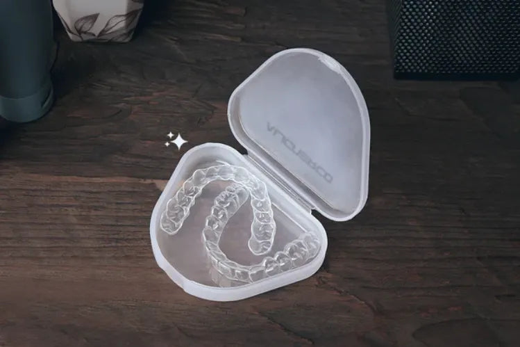 ALIGNERCO Clear Aligner wird zusammen mit seinem Aufbewahrungsbehälter geliefert.
