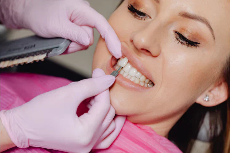 Ein Zahnarzt, der einem Patienten ein Veneer anbringt
