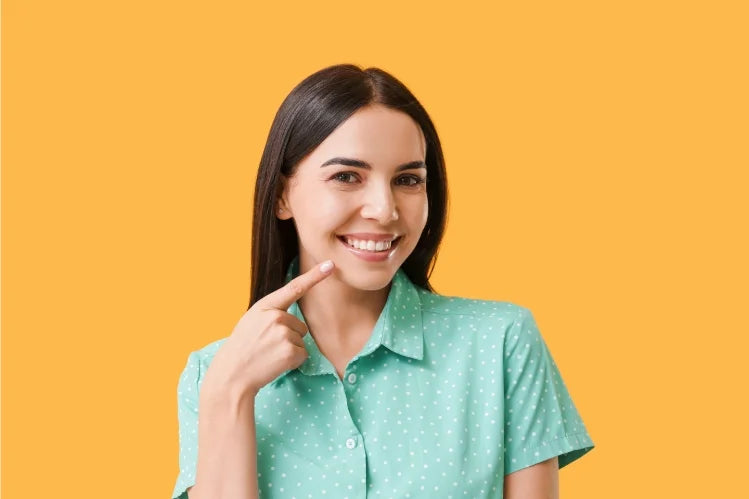 Ein Mädchen zeigt ihre geraden Zähne