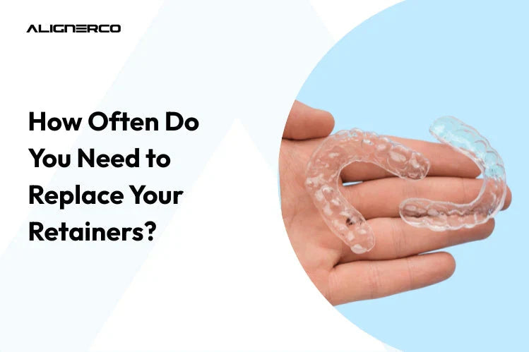 Hand hält transparente Zahnspangen aus Kunststoff für die kieferorthopädische Nachsorge