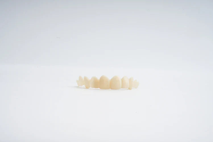 Zahnveneers werden auf einer glatten Oberfläche angebracht.