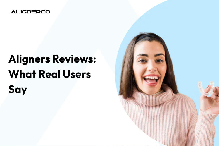 Junge Frau lächelt freudig und hält transparente Aligner in der Hand.