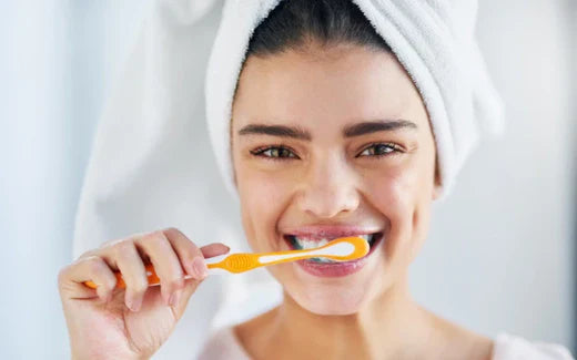 E Frau, wo d Zäh putzt für besseri Zahnhygiene